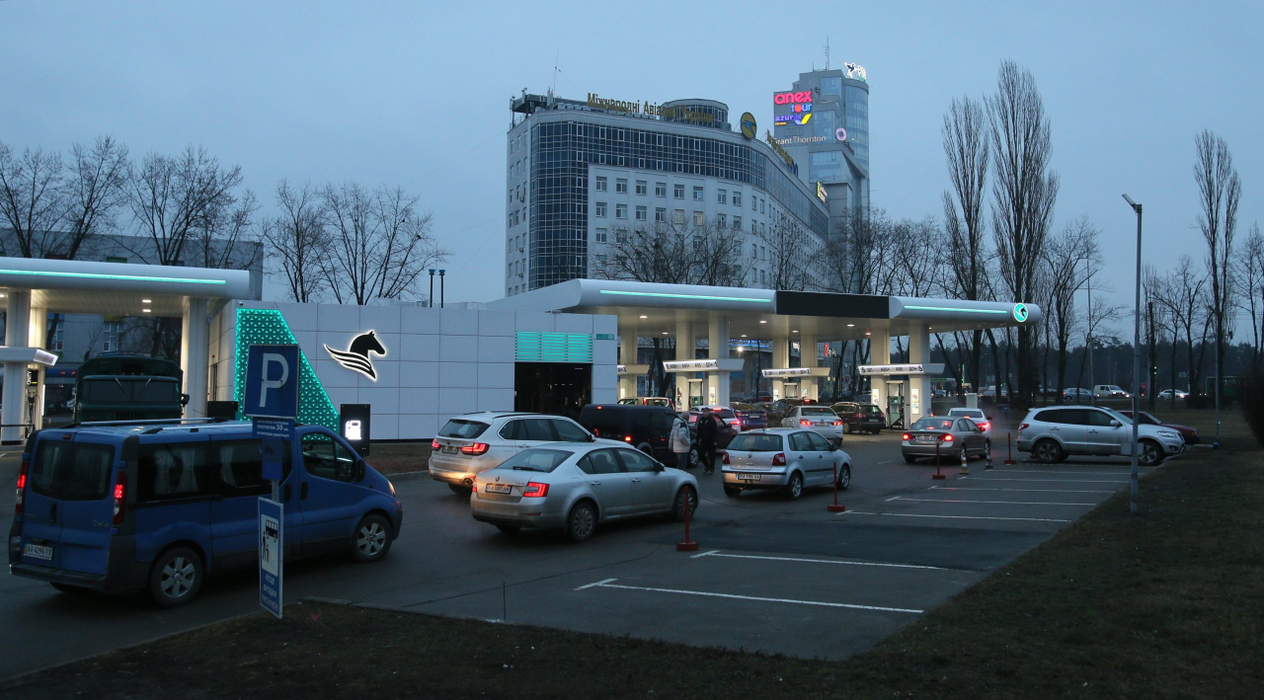 Vehiculele stau la coadă pentru combustibil la o benzinărie din Kiev, Ucraina. (Sursa foto: profimedia.ro)