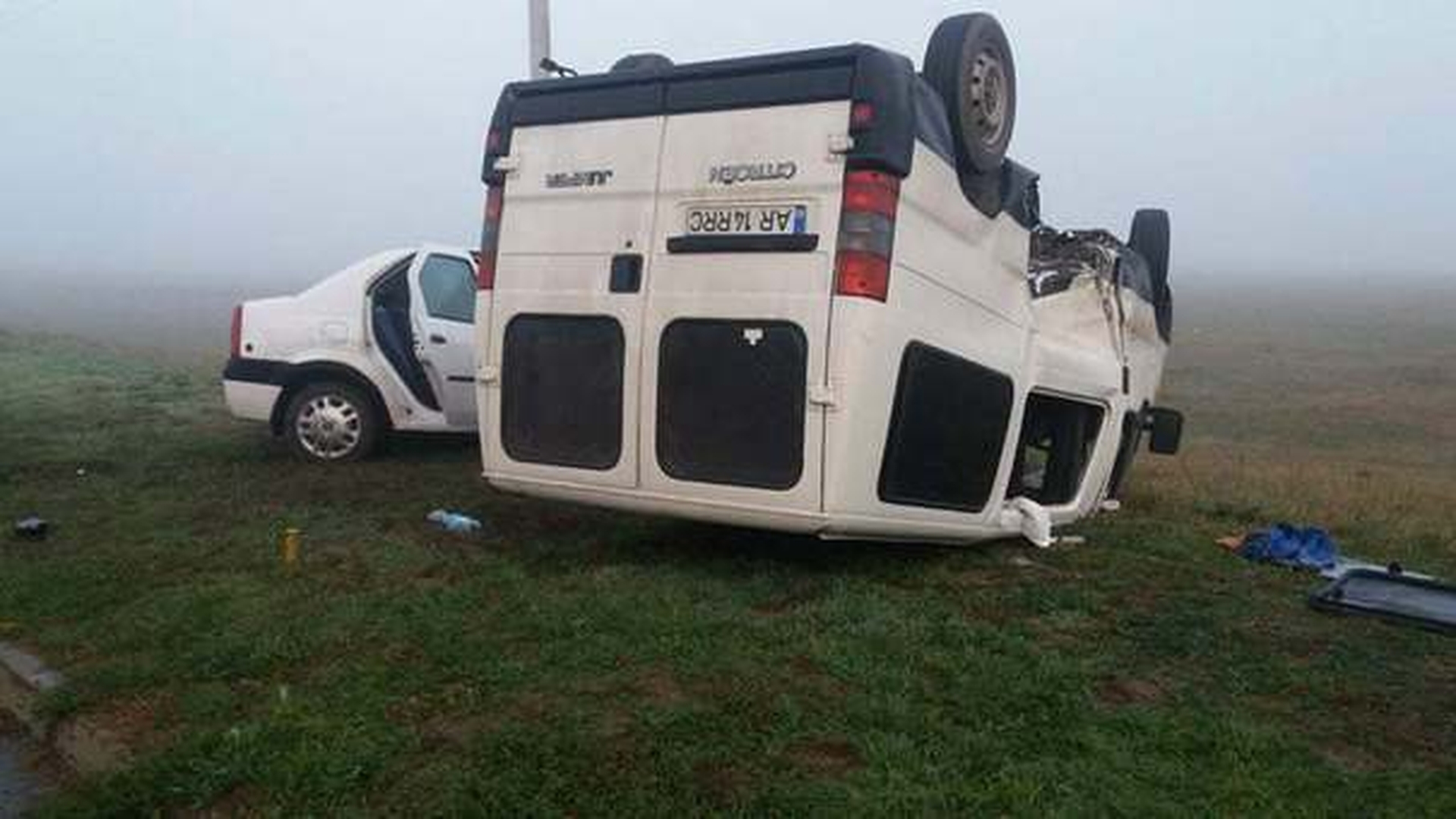 Accident soldat cu trei victime în Arad! Un microbuz s-a ciocnit violent de o maşină şi s-a răsturnat