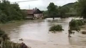 VIDEO Un barbat de 68 de ani din judetul Bacau a fost luat de viitura! Vezi aici ce judete au mai cazut prada inundatiilor!