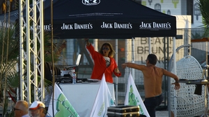 Roxana Ionescu si-a agitat sanii la mare! A dansat provocator langa un barbat la bustul gol!