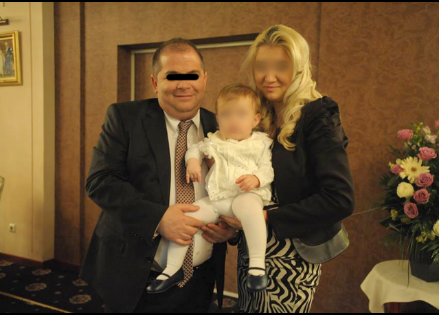 Ion Cioabă Mihuţescu, vărul lui Daniel, autointitulatul rege al țiganilor, alături de iubită și de fetița lor