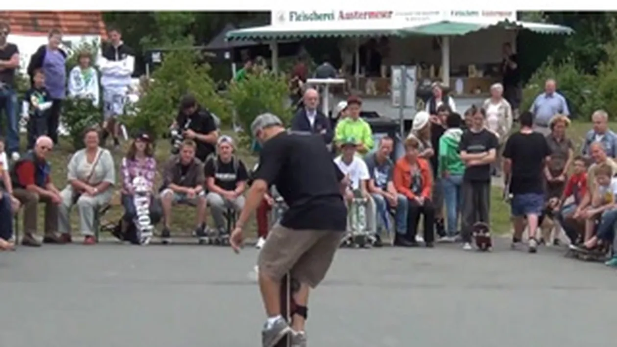 Video demential! Cel mai tare skater din Romania i-a zapacit pe germani - Ce face el cu skateboard-ul nu face nici Zorro cu sabia- Il vrei la Romanii au Talent?