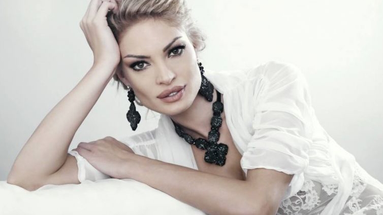 Valentina Pelinel a slăbit 11 kg imediat după naştere, dar s-a ”pufoşit” la loc!