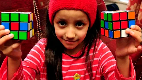Juriul ar înmărmuri dacă ar vedea-o la Românii au talent! O fetiţă de 5 ani rezolvă un cub Rubik in mai putin de 2 minute