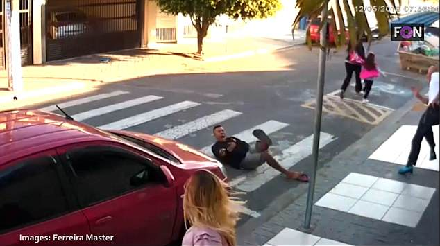 O mamă a ucis un hoț înarmat, care a încercat să jefuiască elevii și părinții aflați în fața unei școli. Imaginile sunt șocante