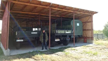 FOTO. Un pensionar oltean a investit 200.000 de lei în restaurarea unor maşini militare istorice. Bijuteriile lui apar în filmul Moromeţii 2