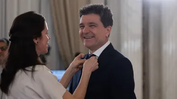 Nicușor Dan, surprins într-un magazin low cost, cumpărând haine pentru copii. Imaginea care a scandalizat internetul