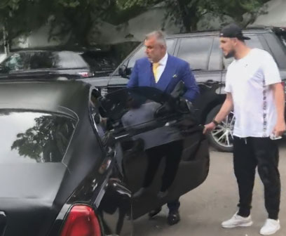 Imagini mondiale cu ”OliCash”… Cosmin Olăroiu a coborât la costum din Rolls și a dat bacșiș 50 €!