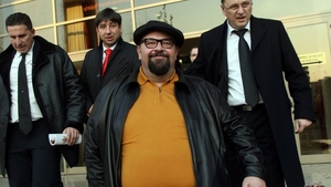 De teama sa nu afle sotia, Piedone isi satisface poftele... departe de casa! Vezi cum a comis-o, cu baietii, primarul rotofei