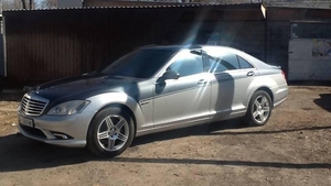Cum şi-a TĂIAT Mercedesul ca să semene cu cea mai tare limuzină nemţească! Imagini uimitoare dintr-un garaj dărăpănat!