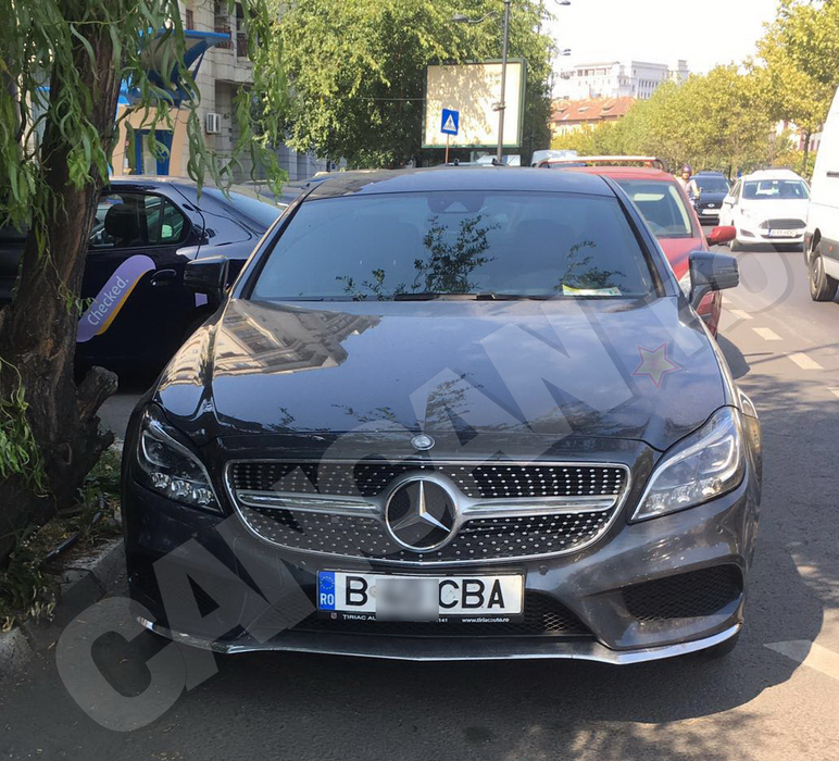 Femeia conduce un Mercedes din 2015
