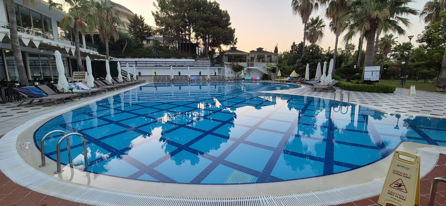 Cât au plătit doi români pentru un sejur de 7 nopți la „ultra all-inclusive”, în Turcia. Au fost cazați într-un hotel de 5 stele din Antalya