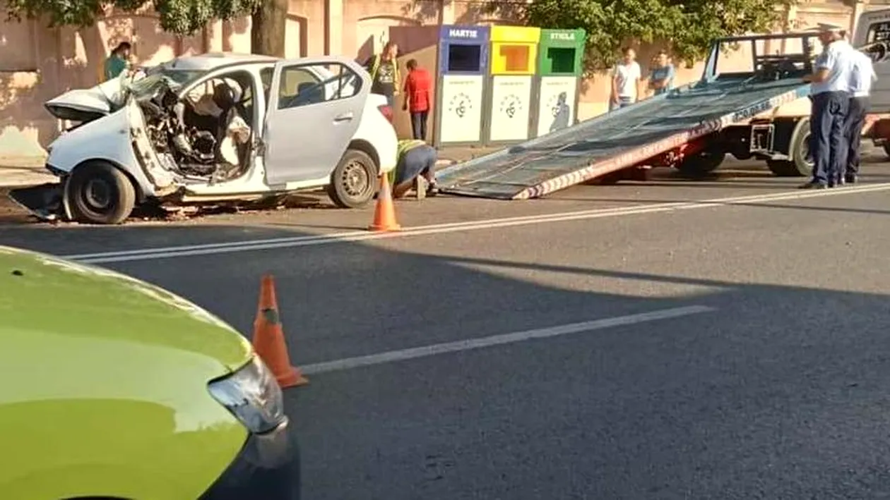 FOTO | Accident cumplit în București! Un tânăr de numai 26 de ani a murit prins între fiarele contorsionate