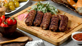 Nu e o glumă! Cât costă o porție de mici cu muștar, pâine și cartofi prăjiți la restaurantul lui Constantin Enceanu