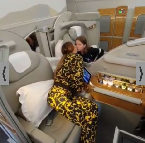 Imagini cu Anamaria Prodan în luxul de la business class! Sexy-impresara a plecat cu avionul la Dubai