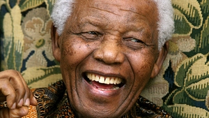 E incredibil! Ce fac oamenii în faţa casei unde a locuit Nelson Mandela: "Nu am fi aici pentru nimeni altcineva"