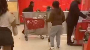 "Asta e sora Iuliei Albu?" Cu ce animal de companie a ieșit la plimbare această femeie din Iași, în supermarket