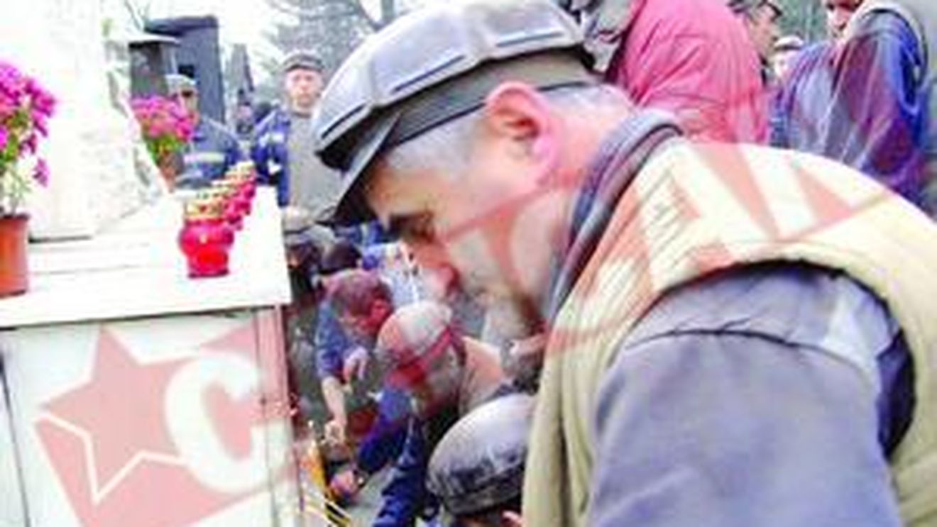 A doua zi de funeralii la Petrila