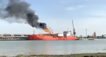 Imagini dramatice cu nava încărcată cu GPL, în flăcări! E alertă în România
