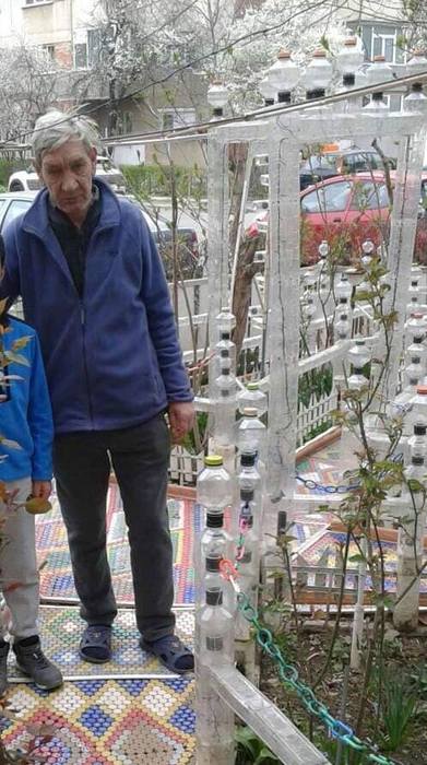 Pensionarul concurează cu "opera" de plastic reciclat la titlul de cea mai frumoasă grădină din Craiova