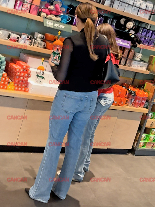 Andra cu fiica ei la Starbucks
