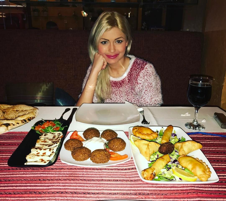Ex-anorexica Flavia s-a transformat într-o adevărată mâncăcioasă