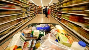 Vești proaste pentru români! Se scumpesc multe dintre alimente. Care sunt produsele pentru care trebuie să scoți mai mulți bani din buzunar