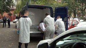 Ce au descoperit rudele unui bătrân decedat pe corpul acestuia! A fost luat cu sicriul din biserică și dus la morgă