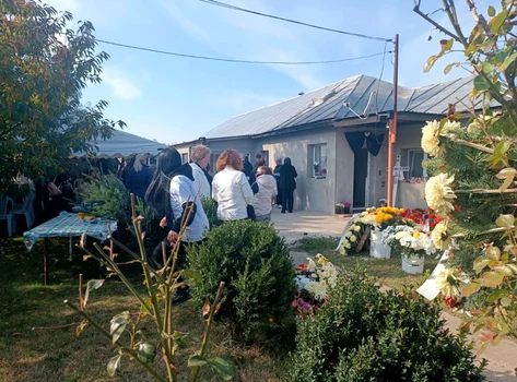 Imaginile durerii de la înmormântarea Mirelei, tânăra gravidă care a murit în Rahova. Gest înduioșător al apropiaților!
