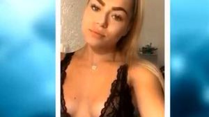 Ce a pățit tânăra din imagine după ce a fost să se vopsească la coafor. E internată de urgență la spital