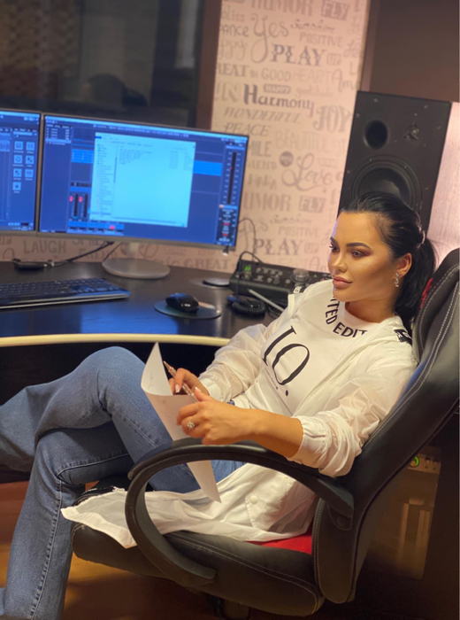 Bianca Drăgușanu continuă războiul pornit împotriva lui Carmen de la Sălciua: “Te dai mare c-ai ajutat-o cu 2 pungi de pufuleți și un iaurt”. Cum a denigrat-o Alex Bodi pe cântăreață după ce a ajutat-o cu o mașină luxoasă