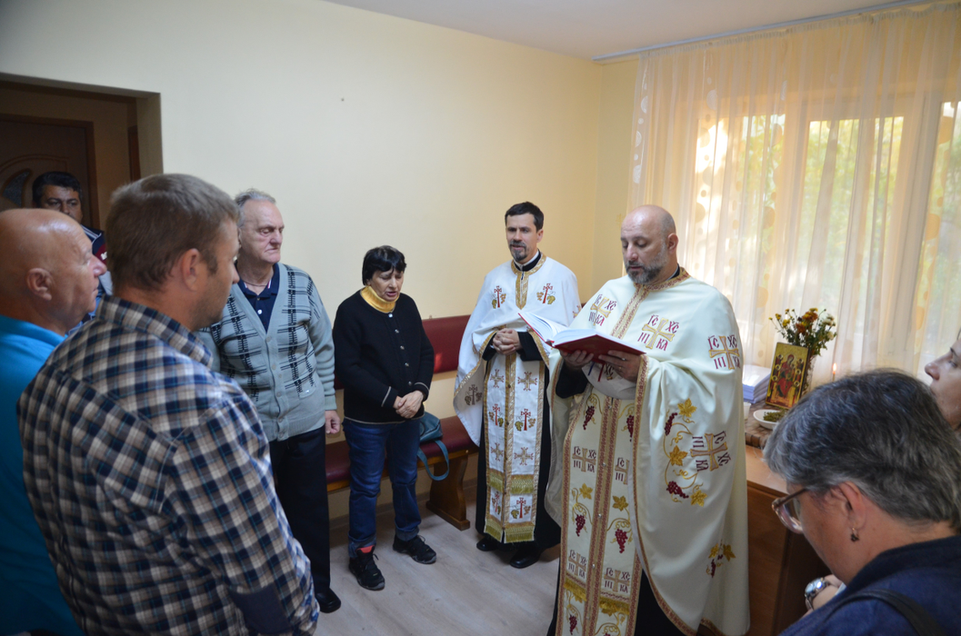 Preotul nevăzător (stânga, plan îndepărtat) participă și la slujbe
