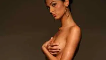 Iepurasul Playboy atacat cu fecale in mall s-a incuiat in casa de frica! In incaierare, agresoarea i-a smuls ceasul de la mana si i-a confiscat telefonul, dupa ce i-a carat pumni pana a lasat-o lata!