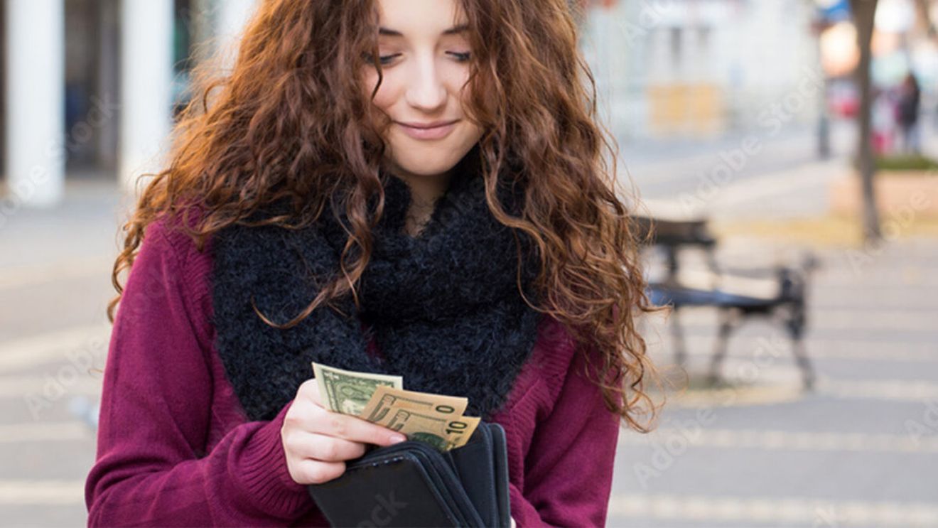O elevă de 16 ani a găsit un portofel cu 7.371 euro și a sunat imediat la Poliție. Cum a fost răsplătită