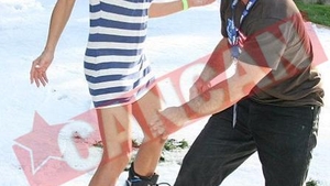 FOTO Extravaganta in California! Pamela Anderson a facut snowboarding in fusta mini!