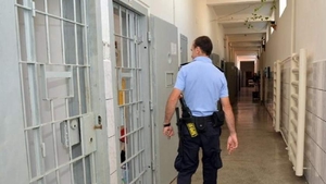 Un paznic de la Penitenciarul Deva a fost înjunghiat de un deținut, cu o foarfecă