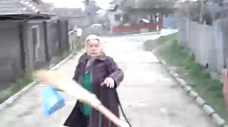 Video inadmisibil! O batranica beata este lovita si batjocorita in ultimul hal de doi tarani - Atentie, imagini tulburatoare!