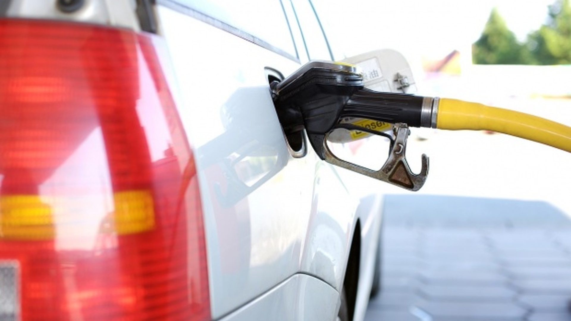 Cu cât s-au mărit prețurile carburanților într-un an