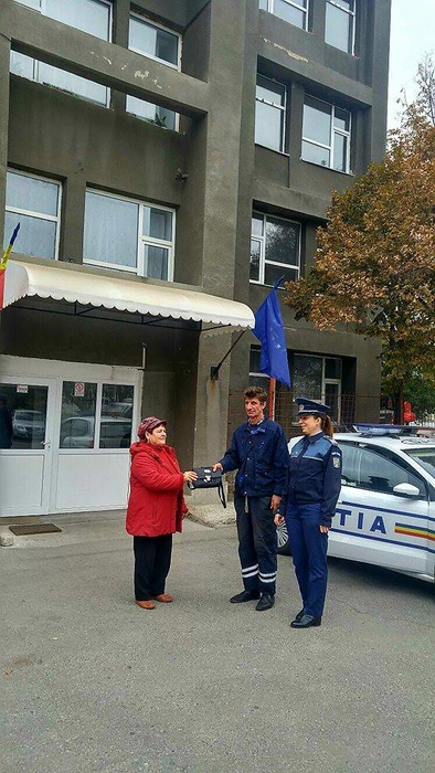 Bărbatul de 60 de ani i-a înapoiat personal geanta femeii