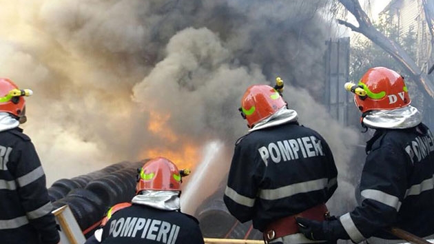 Incendiu puternic de vegetație uscată în Dolj, de mai bine de 24 de ore