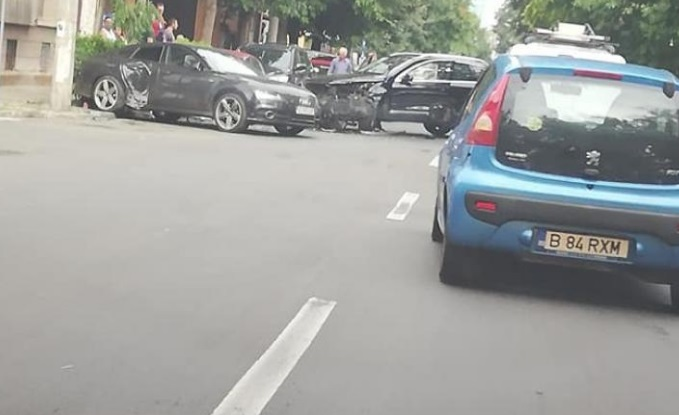 Ministrul Transporturilor, Răzvan Cuc, implicat într-un accident. A ajuns la spital de urgență, iar mașina lui a fost distrusă