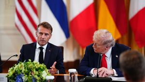 Donald Trump, surprins de un microfon lăsat deschis în timp ce vorbea în șoaptă cu Macron despre Putin. „Cred că vrea...”