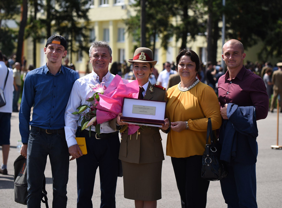 Tânăra absolventă a Academiei, alături de apropiați