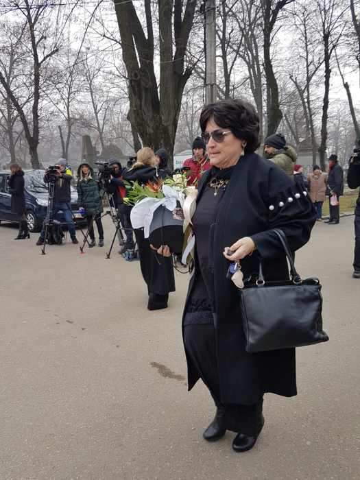 Primele imagini cu familia îndurerată a Cristinei Țopescu. Sicriul cu trupul neînsuflețit al jurnalistei, depus la capela Cimitirului Bellu