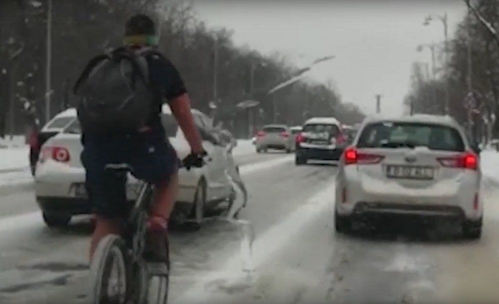 Un biciclist a făcut furori pe străzile troienite din București! Cum s-a îmbrăcat acesta, deși Capitala e sub cod portocaliu de ninsori viscol