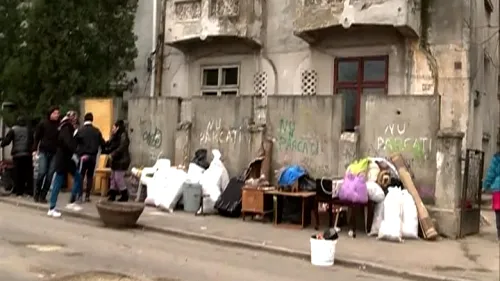 Disperare în Bucureşti! Din cauza evacuarii forţate, doi bărbaţi ameninţă că se aruncă de pe casă!