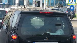 Ce faci cand ai o masina mica si o familie mare? Un bucurestean a gasit solutia. Unde si-a pus fetita de cativa ani
