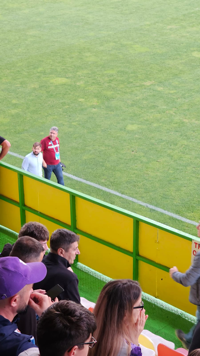 Spectacol la meciul FC Argeș – Rapid: fanele lui Dobrin au eclipsat fazele de joc cu ținutele lor provocatoare!