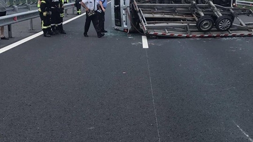 Accident cumplit pe A1 între două microbuze şi un autoturism