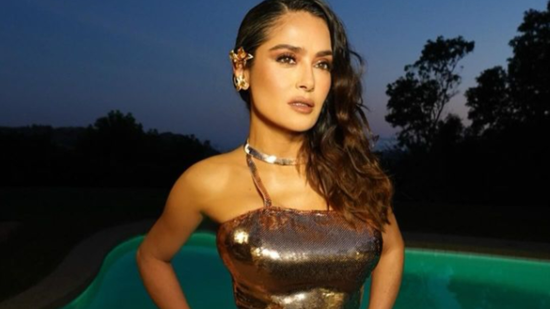 Salma Hayek și-a pus fanii pe jar cu ultima apariție! Actrița de 57 de ani s-a lăsat pozată în dormitor
